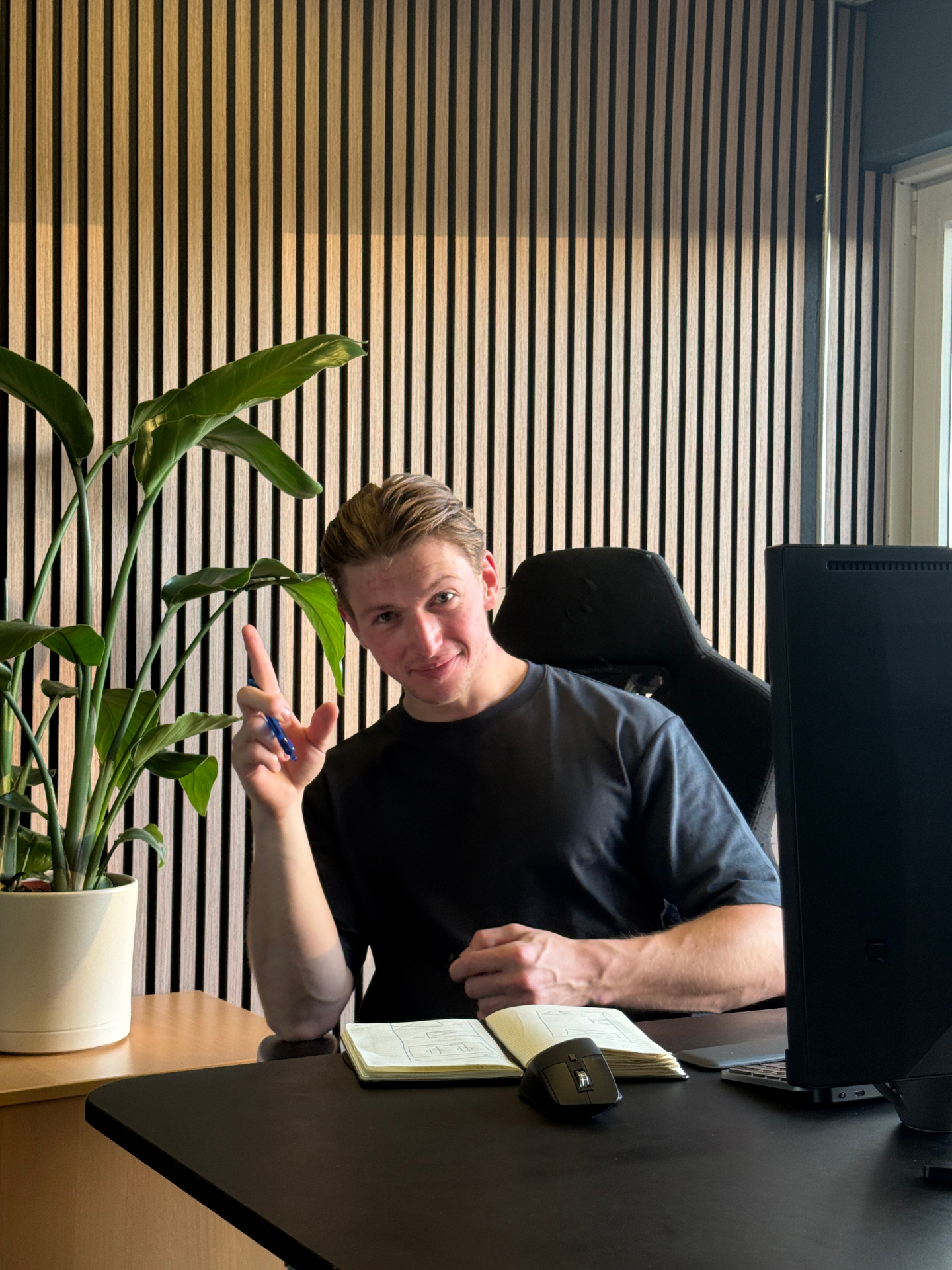 Thijs aan zijn bureau