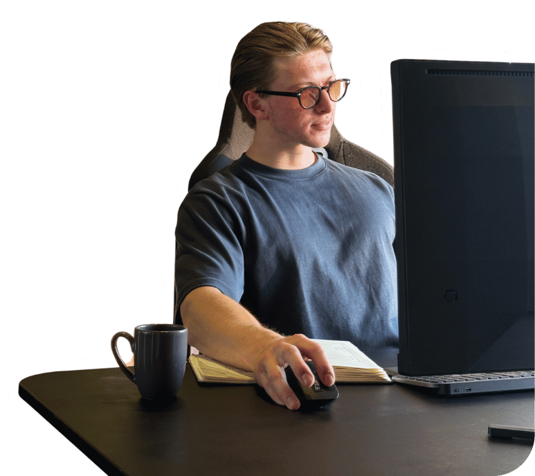 Thijs achter zijn laptop